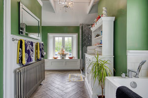 Main Bathroom- click for photo gallery